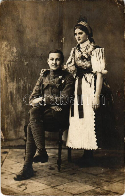 Hölgy pásztói magyar népviseletben katona párjával / Hungarian folklore, lady with soldier. photo (EK)