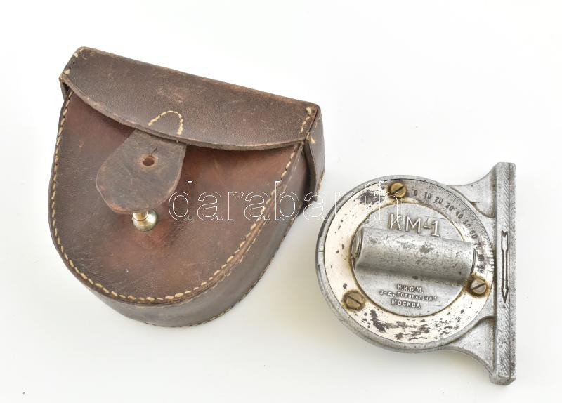 Szovjet forgatható aknavető szintező, cserélhető betéttel, bőrtokban, XX. sz. közepe, kopott, m: 9 cm