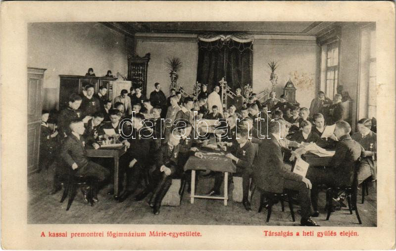 Kassa, Kosice; Premontrei főgimnázium Márie egyesülete, társalgás a heti gyűlés elején, belső. Varga Bertalan kiadása / boy school interior (Rb)