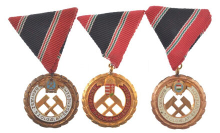 1956. 'Bányász Szolgálati Érdemérem' bronz fokozata, zománcozott bronz kitüntetés mellszalagon + 1957. 'Bányászati Szolgálati Érdemérem' bronz fokozata, aranyozott, műgyantás kitüntetés mellszalagon + 1991. 'Bányászati