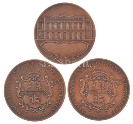 Győrfi Sándor (1951-) DN 'Jász-Nagykun-Szolnok-Megye 1876' bronz plakett, előoldalon a megye címerével, hátoldalán a megyeszékházzal (60mm) + 'Jász-Nagykun-Szolnok-Megye 1876' csak a címeres előlap (60mm) + Megyeszékház, csak hátlap