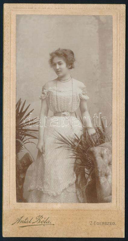 cca 1900 nagymányai Koller Vilma (1879-1956), várbogyai és nagymadi Bogyay Elemér (1872-1952) feleségének fiatalkori portréja, keményhátú kabinetfotó Antal Béla zalaegerszegi műterméből, 17x9 cm