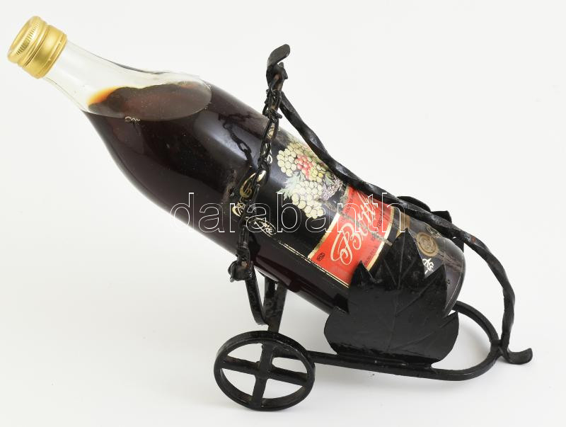 Borbollett fűszerezett likőr, 22%. 0,7L. Kovácsoltvas tartóban, kopott!