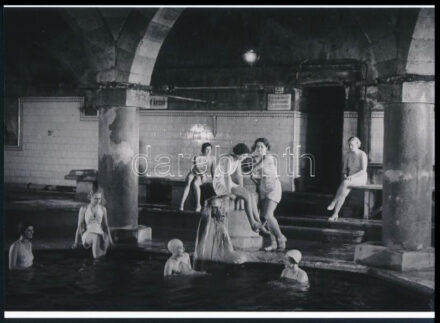 cca 1954 Budapest, női nap a Rudas fürdőben, Kotnyek Antal (1921-1990) budapesti fotóriporter hagyatékából 1 db modern nagyítás, jelzés nélkül, 15x21 cm