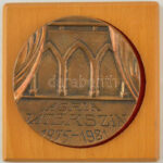 Király Róbert (1930-) 1981. 'Kisfaludy Károly 1788-1830 / Agria Játékszín 1975-1981' bronz emlékérem fa tartóval (96mm) T:AU - Image 2
