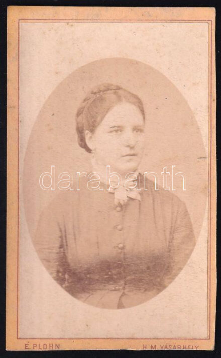 cca 1875 Női portré, keményhátú fotó Plohn hódmezővásárhelyi műterméből, 10,5×6,5 cm