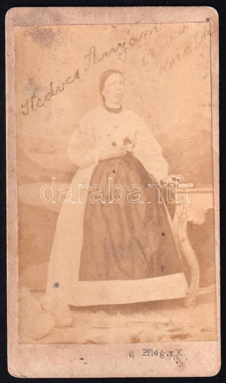 cca 1865 Női portré, keményhátú fotó Pflerger Károly pesti műterméből, foltos, 10,5×6,5 cm