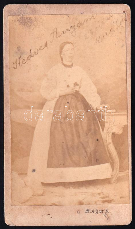 cca 1865 Női portré, keményhátú fotó Pflerger Károly pesti műterméből, foltos, 10,5×6,5 cm