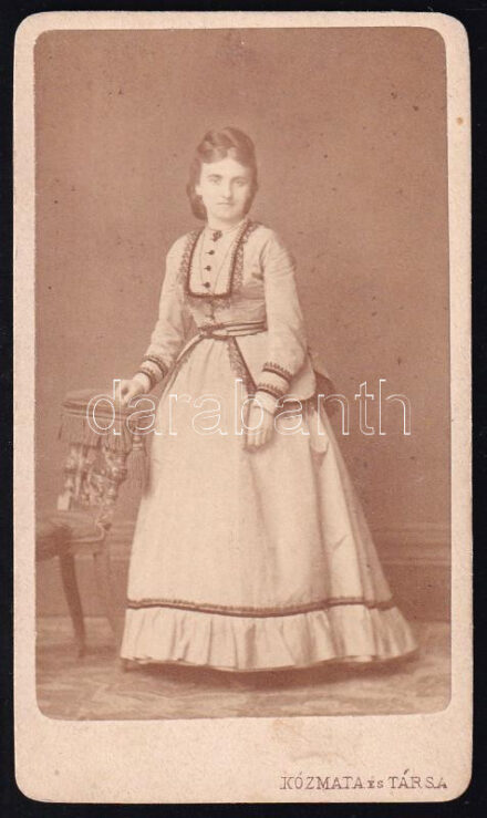 cca 1868 Női portré, keményhátú fotó Kozmata és Társa pesti műterméből, 10,5×6,5 cm