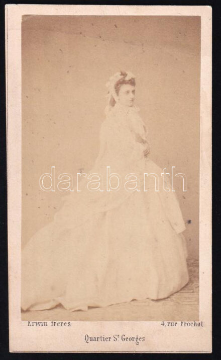 cca 1865 Női portré, keményhátú fotó Erwin Fréres párizsi műterméből, 10,5×6,5 cm