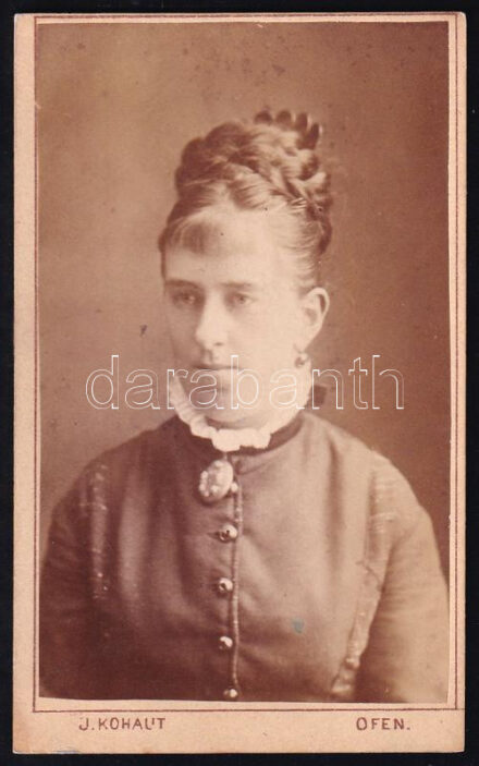 cca 1880 Női portré, keményhátú fotó Kohaut budai műterméből, 10,5×,5 cm