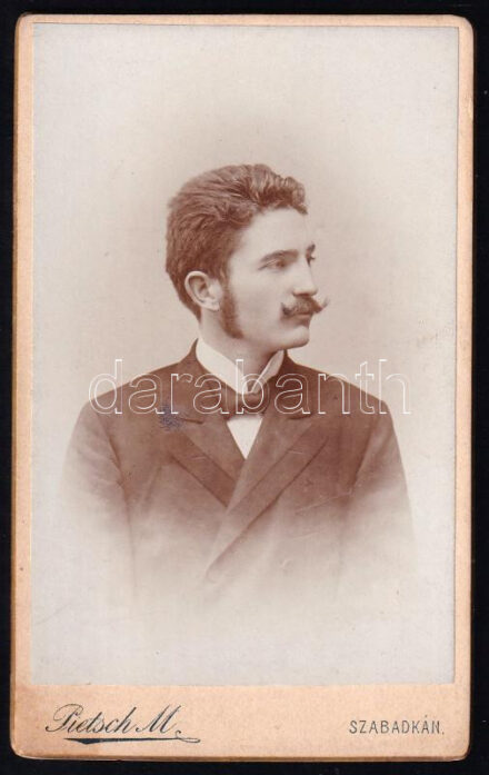 cca 1900 Férfiportré, keményhátú fotó Pietsch szabadkai műterméből, 10,5×6,5 cm