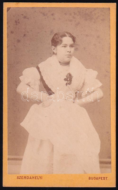 cca 1875 Női portré, keményhátú fotó Szerdehelyi pesti műterméből, 10,5×6,5 cm