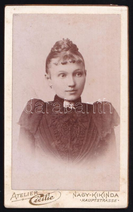 cca 1890 Női portré, keményhátú fotó Cécile nagykikindai műterméből, 10,5×6,5 cm