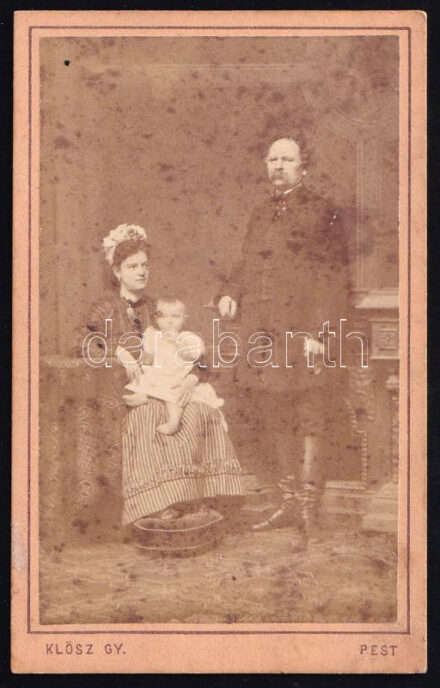cca 1872 Családi portré, keményhátú fotó Klösz pesti műterméből, foltos, 10,5×6,5 cm