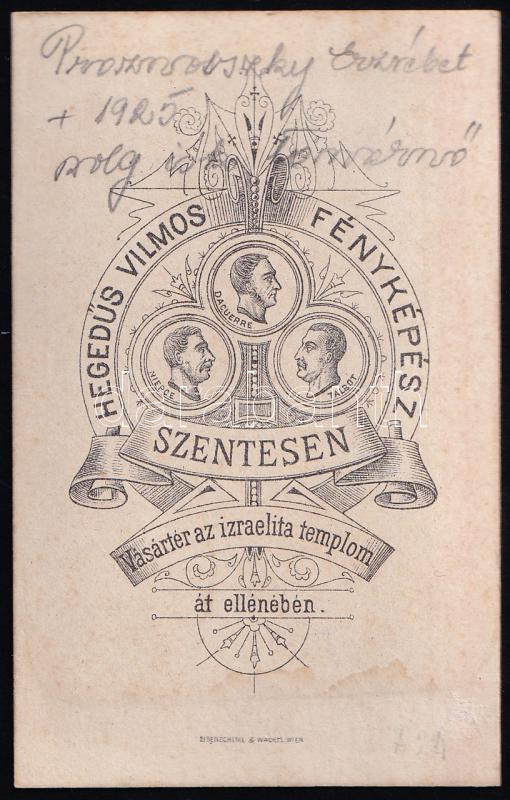 cca 1883 Polgári iskolai tanárnő, keményhátú fotó Hegedűs Vilmos szentesi műterméből, hátoldalon feliratozva, 10,5×6,5 cm - Image 2