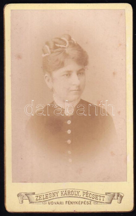 cca 1890 Női portré, keményhátú fotó Zelesny Károly pécsi műterméből, 10,5×6,5 cm