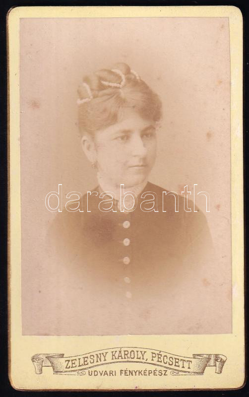 cca 1890 Női portré, keményhátú fotó Zelesny Károly pécsi műterméből, 10,5×6,5 cm