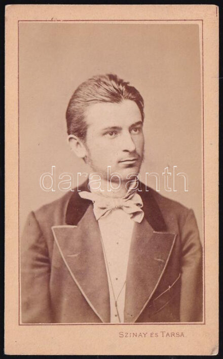 1875 Fiatal férfi portréja, keményhátú fotó Szinay és Társa miskolci műterméből, 10,5×6,5 cm