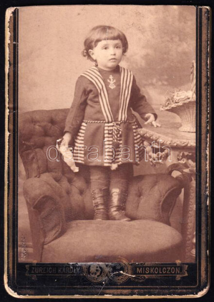 cca 1885 Gyerekportré, keményhátú fotó Zureich Károly miskolci műterméből, vágott karton, 9,5×6,5 cm