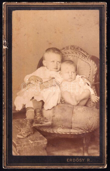 cca 1880 Gyerekek portréja, keményhátú fotó Erdősy Rezső váci műterméből, 10,5×6,5 cm