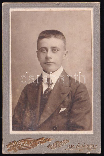 cca 1905 Fiatal fiú portréja, keményhátú fotó Plohn József hódmezővásárhelyi műterméből, 10,5×7 cm