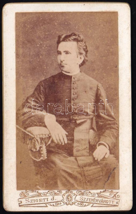 cca 1890 Pap portréja, keményhátú fotó Szigeti székesfehérvári műterméből, 10,5×6,5 cm