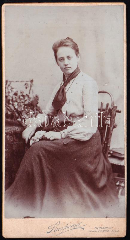 cca 1900 Női portré, keményhátú fotó Sinayberger budapesti műterméből, 15×8 cm