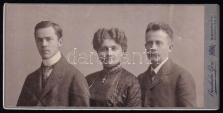 cca 1905 Családi portré, keményhátú fotó Brunhuber Géza budapesti műterméből, sérült, 8×16 cm