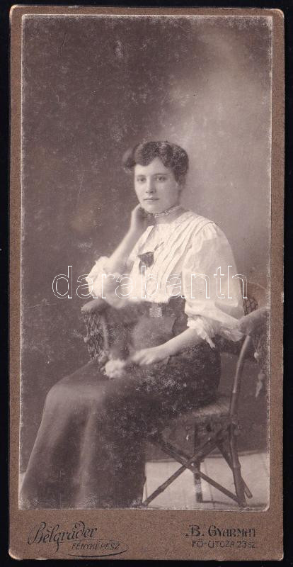 1908 Női portré, keményhátú fotó Belgráder balassagyarmati műterméből, kopásnyomokkal, 16,5×8,5 cm