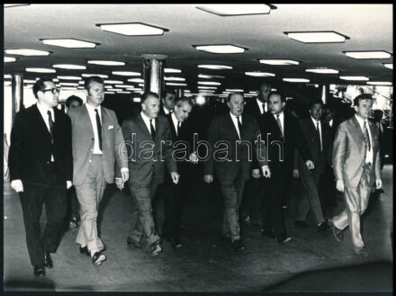 1972 Kádár János, Aczél György, Németh Károly a 2-es metró II. szakaszának átadásán, Karai Sándor pecséttel jelzett fotója, 18×24 cm