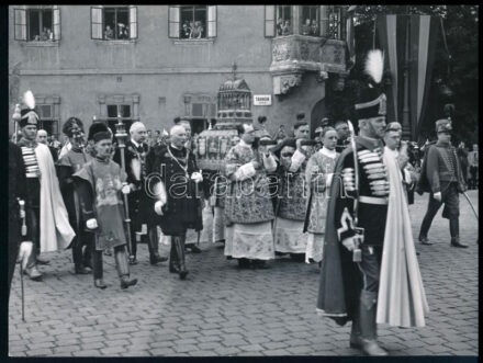 cca 1930-1940 Szent Jobb körmenet, Budai Vár, Tárnok utca, Szendrő István pecséttel jelzett fotója, 17,5×23 cm