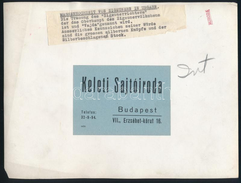 cca 1930-1940 Cigány esküvő, cigányvajda, Szendrő István pecséttel jelzett, feliratozott fotója, 17,5×23 cm - Image 2
