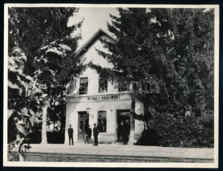 cca 1930-1940 Mozsgó-Szulimán vasútállomás, fotó, sarkán törésnyom, 18×24 cm