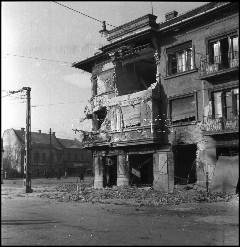 1956 Budapest, forradalom, szétlőtt házak a Bosnyák téren, fotónegatív, 6×6 cm