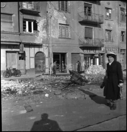 1956 Budapest, forradalom, szétlőtt házak a Bosnyák téren, fotónegatív, 6×6 cm