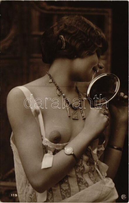 Erotikus hölgy fedetlen keblekkel / Erotic vintage lady uncovered breasts (non PC)