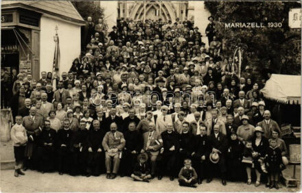 1930 Mariazell (Steiermark), zarándoklat a Szűz Mária Szeplőtelen Szíve plébániatemplomhoz, résztvevők a lépcsőkön, üzlet képeslapokkal és viaszgyertyákkal / pilgrimage to the church, shop with postcards and wax candles.