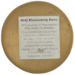Jecza Péter (1939-2009) 2000. Gróf Klebelsberg Kunó balra néző portréját ábrázoló egyoldalas, öntött bronz plakett, hátoldalon ismertető matricával (~101-102mm) T:AU / Hungary 2000. Portrait of Count Kunó Klebelsberg looking to the - Image 3