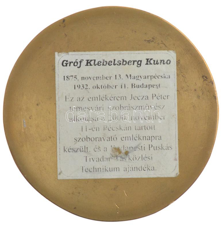 Jecza Péter (1939-2009) 2000. Gróf Klebelsberg Kunó balra néző portréját ábrázoló egyoldalas, öntött bronz plakett, hátoldalon ismertető matricával (~101-102mm) T:AU / Hungary 2000. Portrait of Count Kunó Klebelsberg looking to the - Image 3