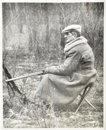 1932 Horthy Miklós kormányzó vadászaton, sajtófotó, a hátoldalon a hátoldalon pecsétekkel, angol nyelvű felirattal, 25x20 cm