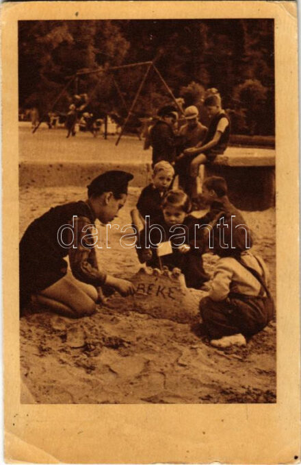 1954 Magyar szocreál propaganda, Balatonon nyaraló gyerekek 'Béke' homokvárat építenek. Képzőművészeti Alap (EK)