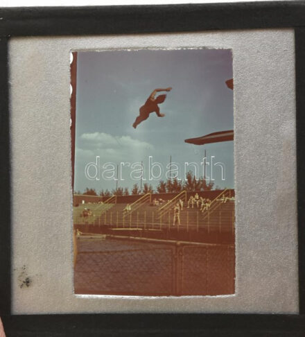 1942 Margitsziget, Bp., toronyugró a Sportuszodában, 1 db Agfacolor diapozitív, 5x5 cm