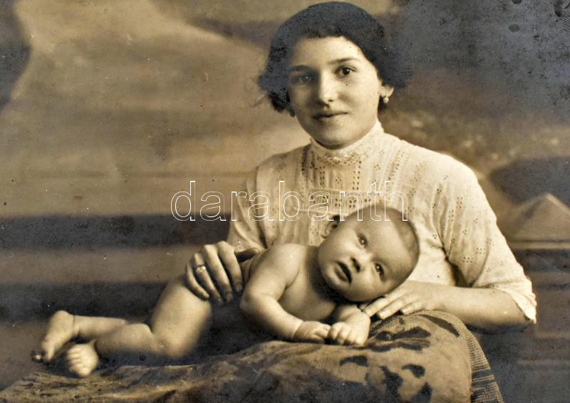 cca 1910-40 Portrék, csoportképek, össz. 36 db fotólap, részben hátoldalán feliratozott és/vagy pecséttel jelzett, részben magyar, részben osztrák műtermekből és helyszínekről, érdekes, átnézésre érdemes anyag, részben - Image 3