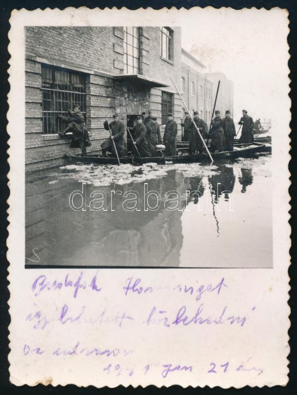 1941 A Budafok melletti Háros-sziget árvíz idején, a laktanya udvarán csak csónakkal lehetett közlekedni, fotó, feliratozva, 9×6 cm