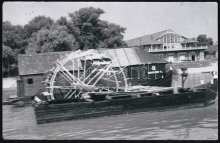 Hajómalom a Dunán, budapesti Római-partnál, fotólap, hátoldalán Sellyei Károly újpesti fényképész bélyegzőjével 9x13,5 cm / water mill on the Danube at Budapest, photocard