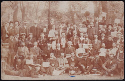 1910 Bp., a budapesti festők sztrájkja, csoportkép (több kézben Népszava újság); fotólap, a hátoldalon feliratozva, kis ázásnyomokkal, 13,5x9 cm