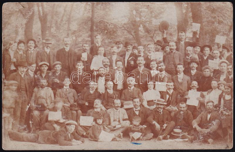 1910 Bp., a budapesti festők sztrájkja, csoportkép (több kézben Népszava újság); fotólap, a hátoldalon feliratozva, kis ázásnyomokkal, 13,5x9 cm