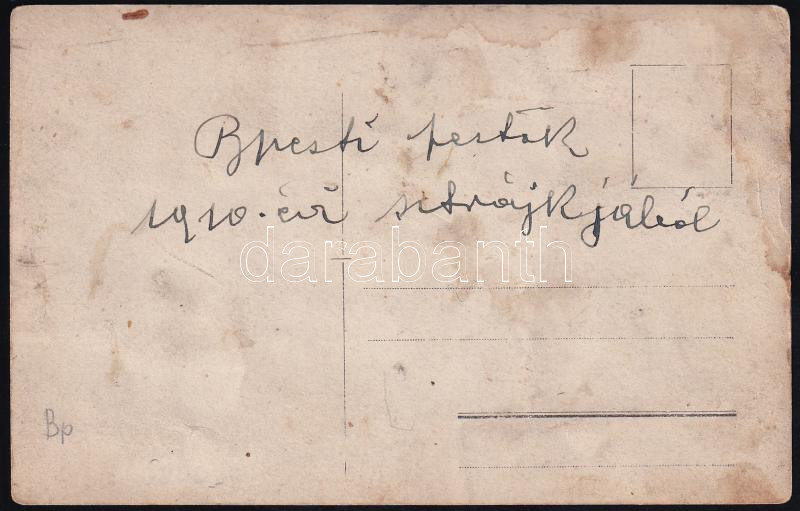 1910 Bp., a budapesti festők sztrájkja, csoportkép (több kézben Népszava újság); fotólap, a hátoldalon feliratozva, kis ázásnyomokkal, 13,5x9 cm - Image 2