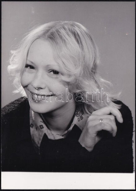 Várhegyi Teréz színésznő. Keleti Éva sajtófotója, 18x12,5 cm